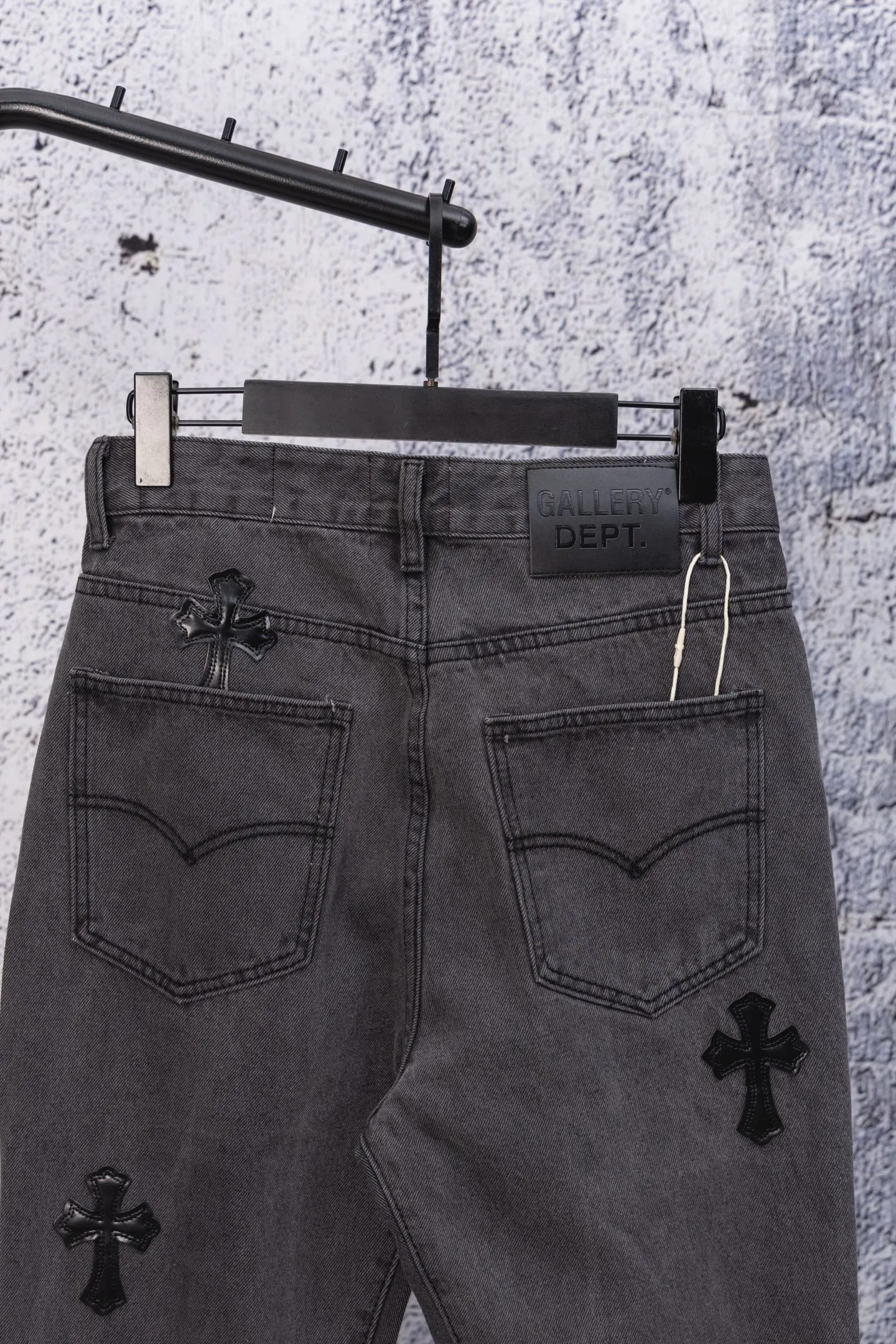 💰270 GALLERY DEPT. Vintage multi-leather splicing cross loose washed flared jeans to truly restore the ultimate texture of Vintage. Original hardware accessories, washed and other elevators, QR code analysis are all purchased from the original factory, high degree of restoration, you are welcome to compare the products~ Three-dimensional version Loose and comfortable, not picky about the figure, taller and slimmer, factory Seiko, original factory quality control, same style for men and women, can be matched with couples, versatile recommendation, must-have jeans for all seasons Size: 28-30-32-34 Color: blue gray